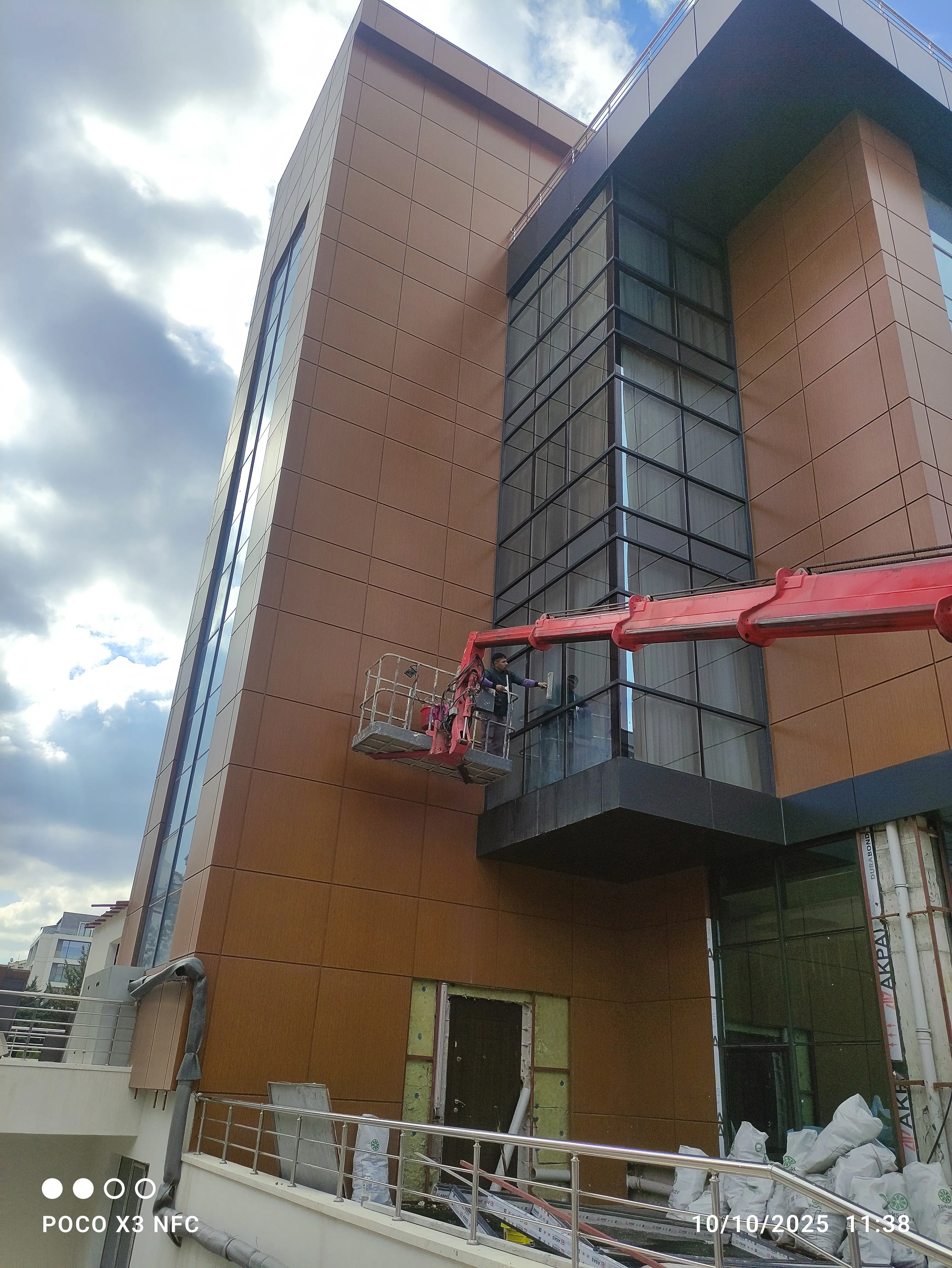 Karas Apartmanı Vinçle Temizlik